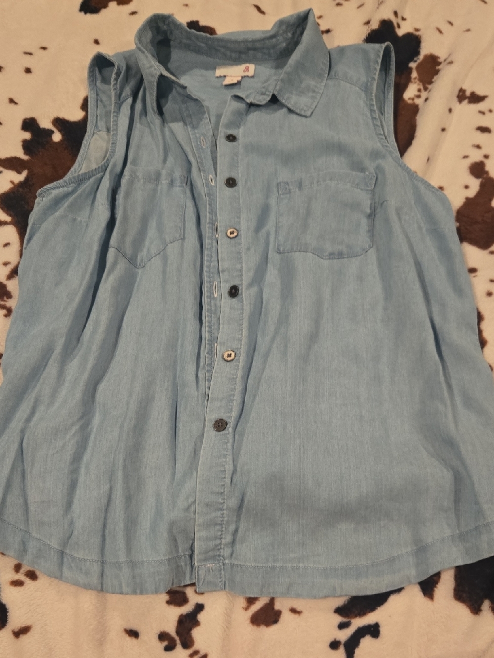 SO Light Blue Sleeveless Chambray Button-Front Shirt
